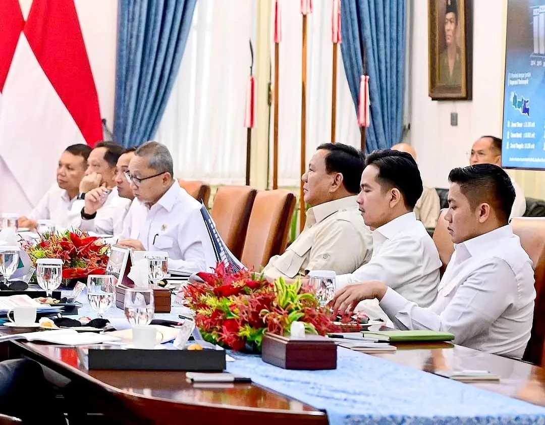 Menko Pangan Zulkifli Hasan (no 4 dari kanan) saat mengikuti rapat bersama Presiden Prabowo. Foto : Ist