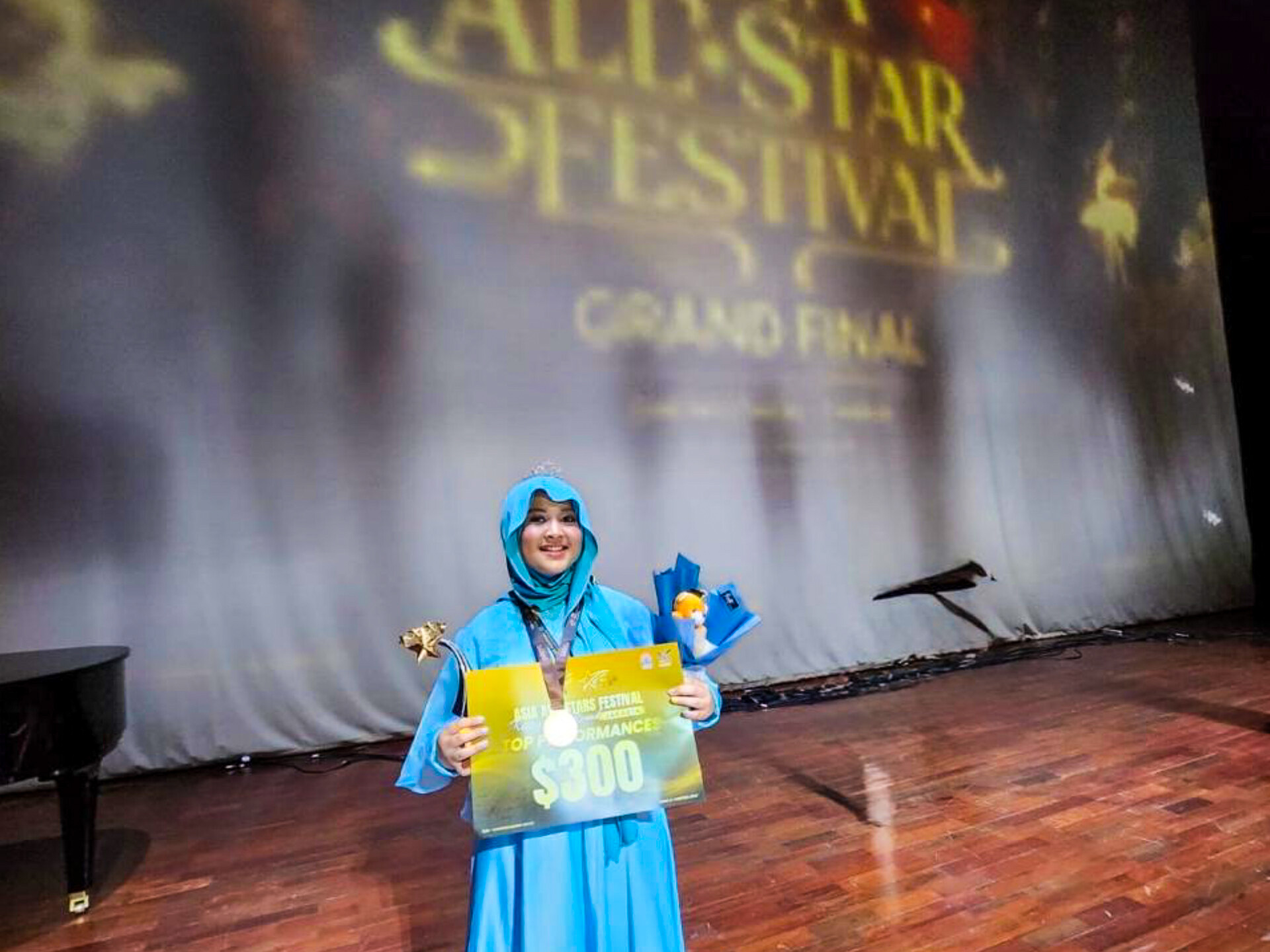 Nadhira Lathifa Adzkiya berpose usai meraih Top Performance Award pada ajang Asia All Stars Festival 2026 di Jakarta. (Ist)