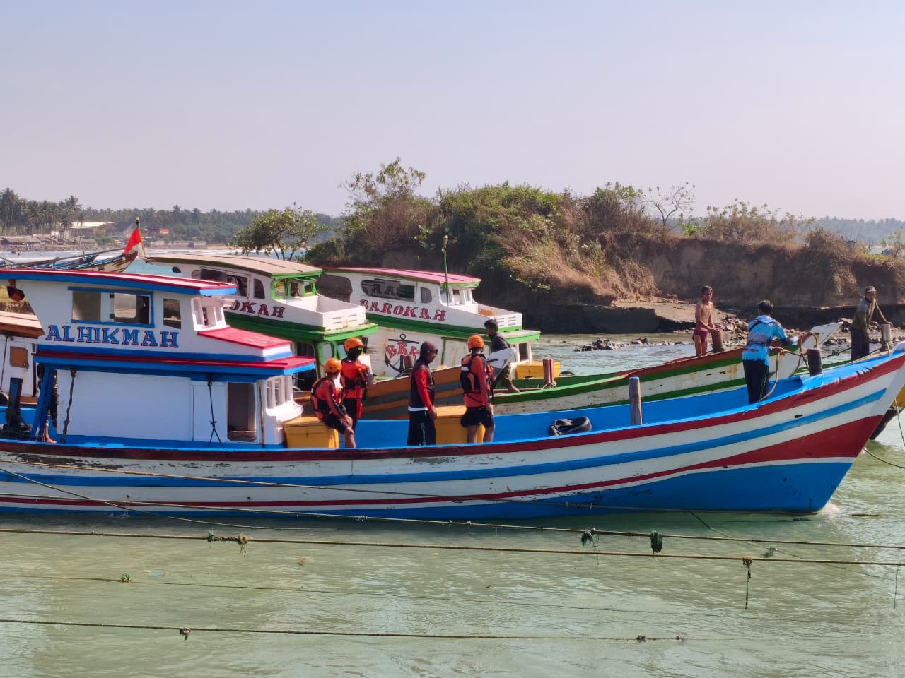 PENCARIAN. Tim SAR Gabungan sedang melakukan pencarian terhadap salah seorang nelayan yang diduga tenggelam, di di perairan laut Bagedur, Kecamatan Malingping, Senin (20/7). (DOK. BASARNAS BANTEN)