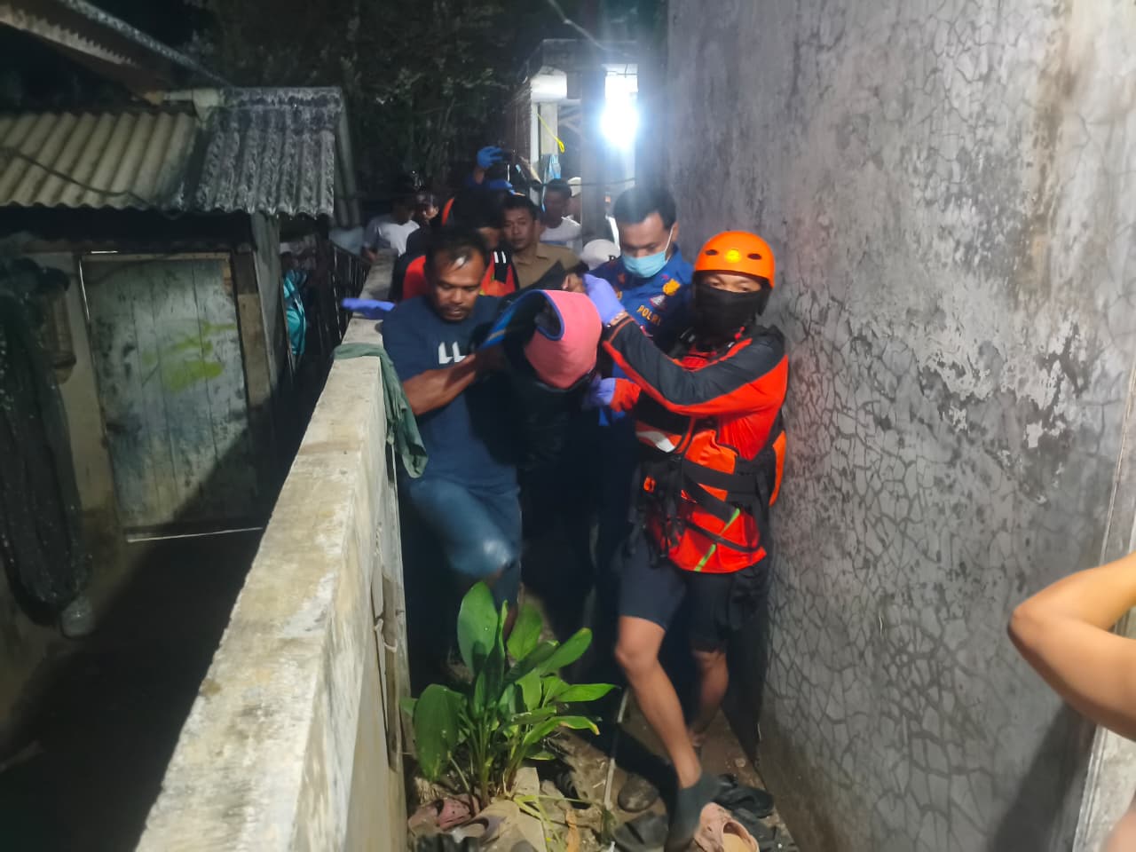 EVAKUASI JENAZAH. Tim SAR Gabungan dibantu masyarakat setempat, sedang mengevakuasi atau membawa jenazah korban menuju rumah duka untuk diserahterimakan kepada pihak keluarga, kemarin. (DOK BASARNAS BANTEN)