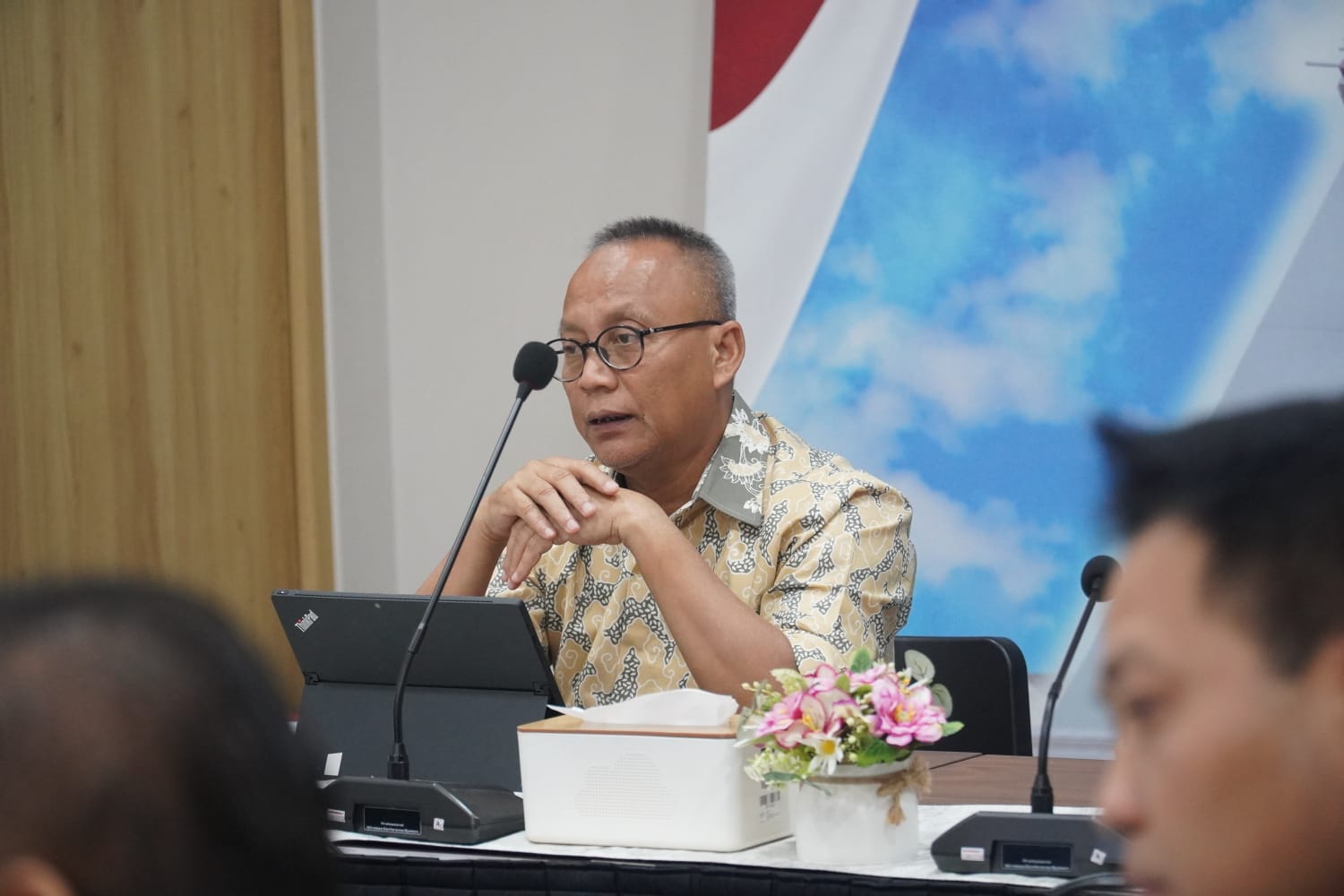 PENGGABUNGAN BPR. Kepala Otoriitas Jasa Keuangan Provinsi Banten Adi Dharma saat menghadiri penggabungan 5 BPR ke PT BPR Ragasakti, Rabu (1/7). IST