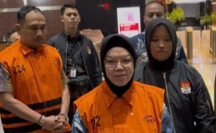Bupati Sukoharjo, Etik Suryani kini mengenakan rompi orange. Foto ; Ist