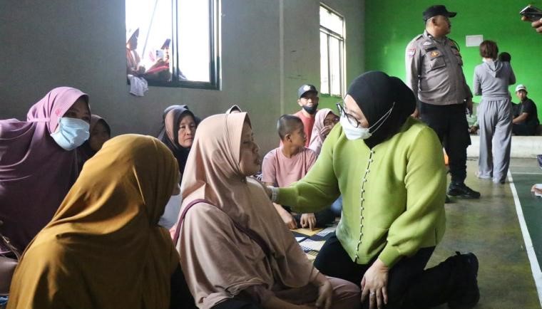 Wakil Bupati Tangerang, Intan Nurul Hikmah, meninjau langsung kondisi warga yang terdampak asap kebakaran TPA Jatiwaringin di Kecamatan Rajeg, Minggu (5/7/2026). Foto : Ist