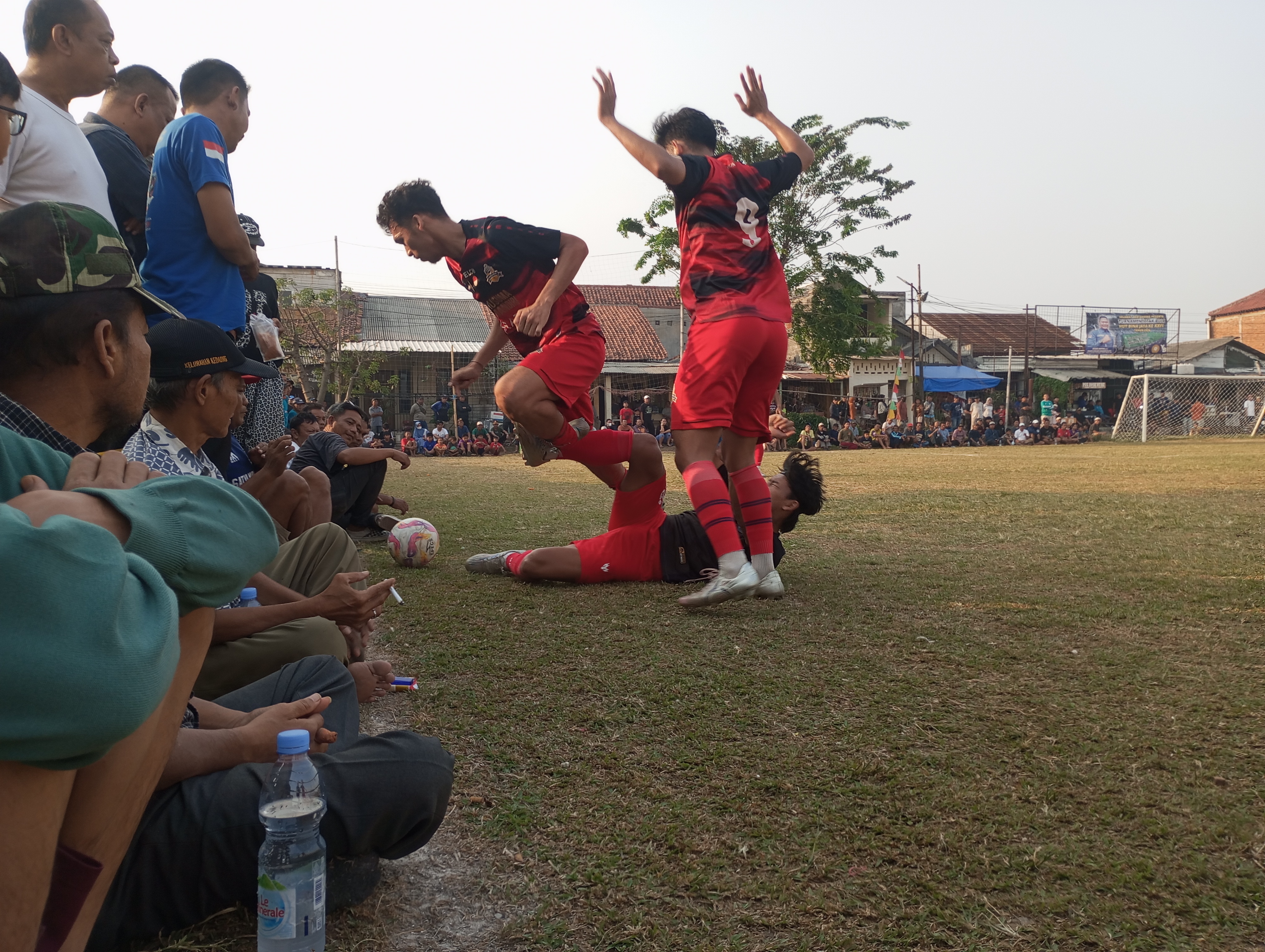 Penonton tak beranjak dari posisinya saat menyaksikan perang bintang antara Blora United lawan Putra Banjarnegara (PBN) pada Kamis (09/07/2026).(tangselpos.id).