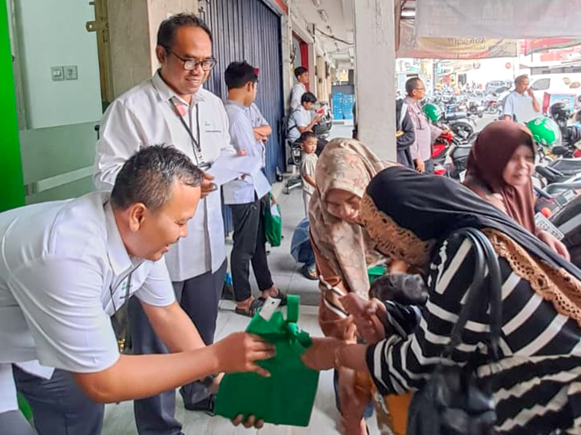 PT Pegadaian (Persero) melalui Unit Pelayanan Syariah (UPS) Pondok Jaya menggelar santunan anak yatim di Kantor Cabang Pelayanan Syariah (CPS) Pondok Aren. (Dok. Pengadaian)