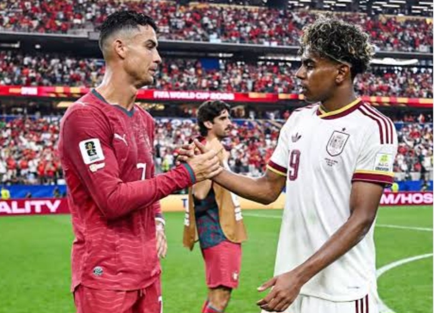 Bintang Portugal Cristiano Ronaldo dan bintang SpanyolLamine Yamal saling menyapa usai laga Spanyol kontra Portugal. Foto : Ist