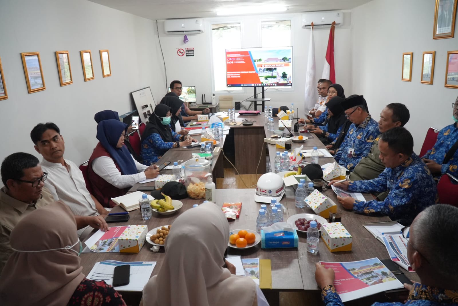 Suasana rapat koordinasi persiapan penyelenggaraan Masa Pengenalan Lingkungan Sekolah (MPLS) bagi Sekolah Rakyat, di Ruang Rapat Sekolah Rakyat Kecamatan Cadasari, Jumat (27/7/2026).(Istimewa)