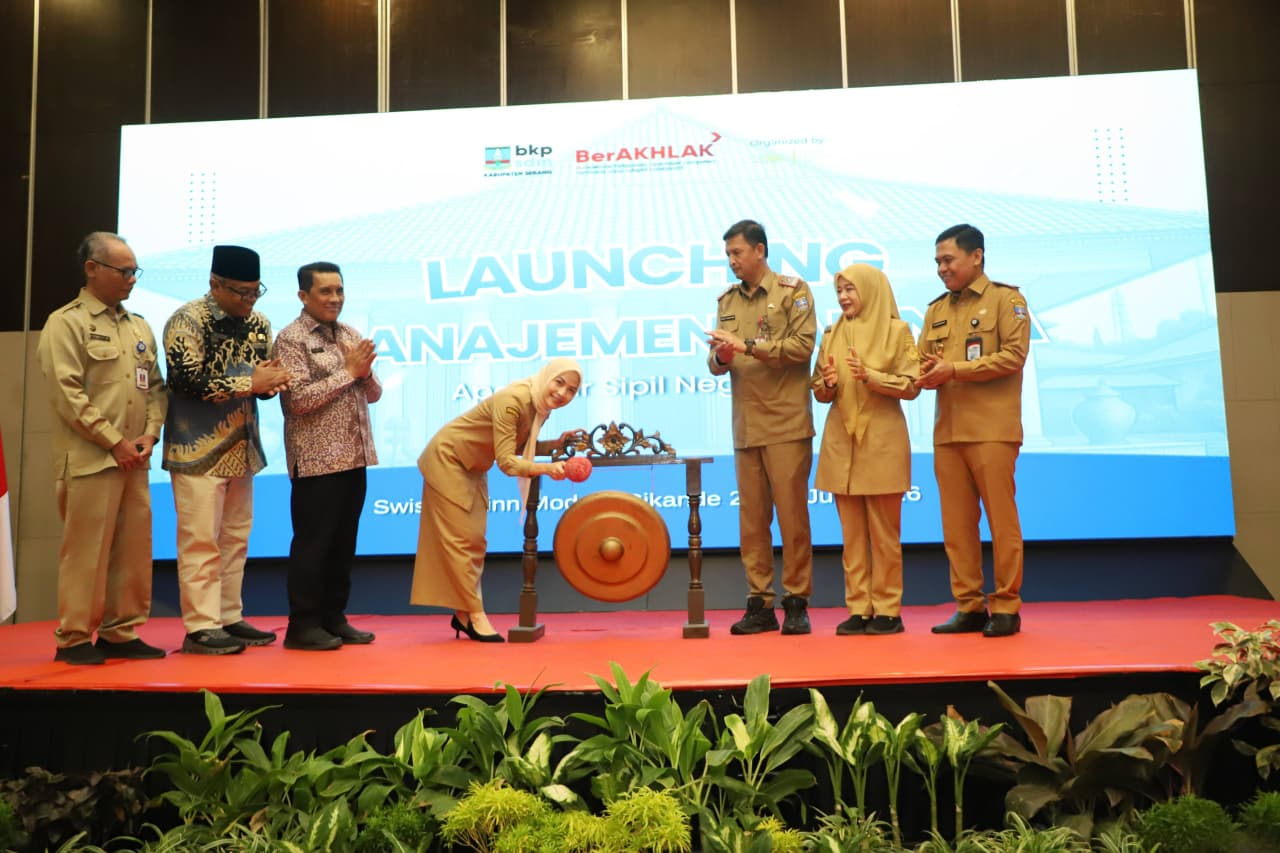 LAUNCHING. Bupati Serang Ratu Rachmatuzakiyah launching Manajemen Talenta Aparatur Sipil Negara yang digelar Badan Kepegawaian dan Pengembangan Sumber Daya Manusia di salah satu hotel di kawasan Modern Cikande pada Senin (27/7). HUMAS PEMKAB SERANG