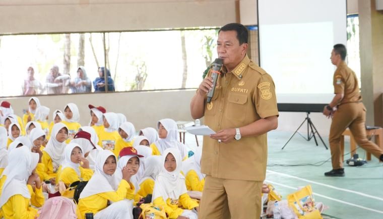 Bupati Tangerang Moch. Maesyal Rasyid saat menghadiri acara sosialisasi pangan asal hewan yang ASUH (Aman, Sehat, Utuh, dan Halal) bagi siswa SD di GOR RW 12, Desa Cikasungka, Kecamatan Solear. Foto : Ist