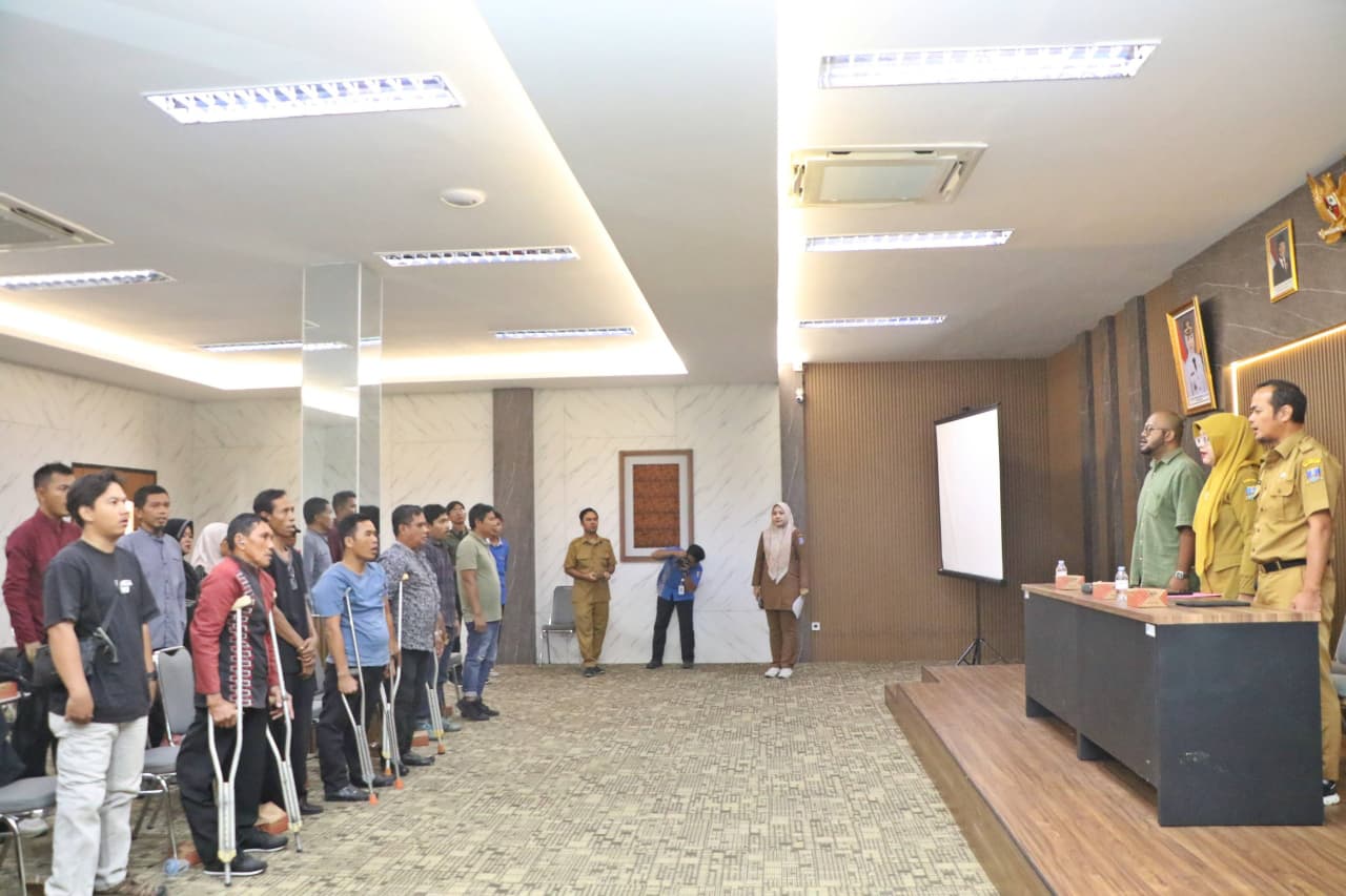 PELATIHAN. Penyandang disabilitas mendapat pelatihan menjadi barista oleh Dinas Tenaga Kerja dan Transmigrasi Kabupaten Serang di kantornya, Pusat Pemerintahan Kabupaten (Puspemkab) Serang, Kecamatan Ciruas, Selasa (7/7). HUMAS PEMKAB SERANG