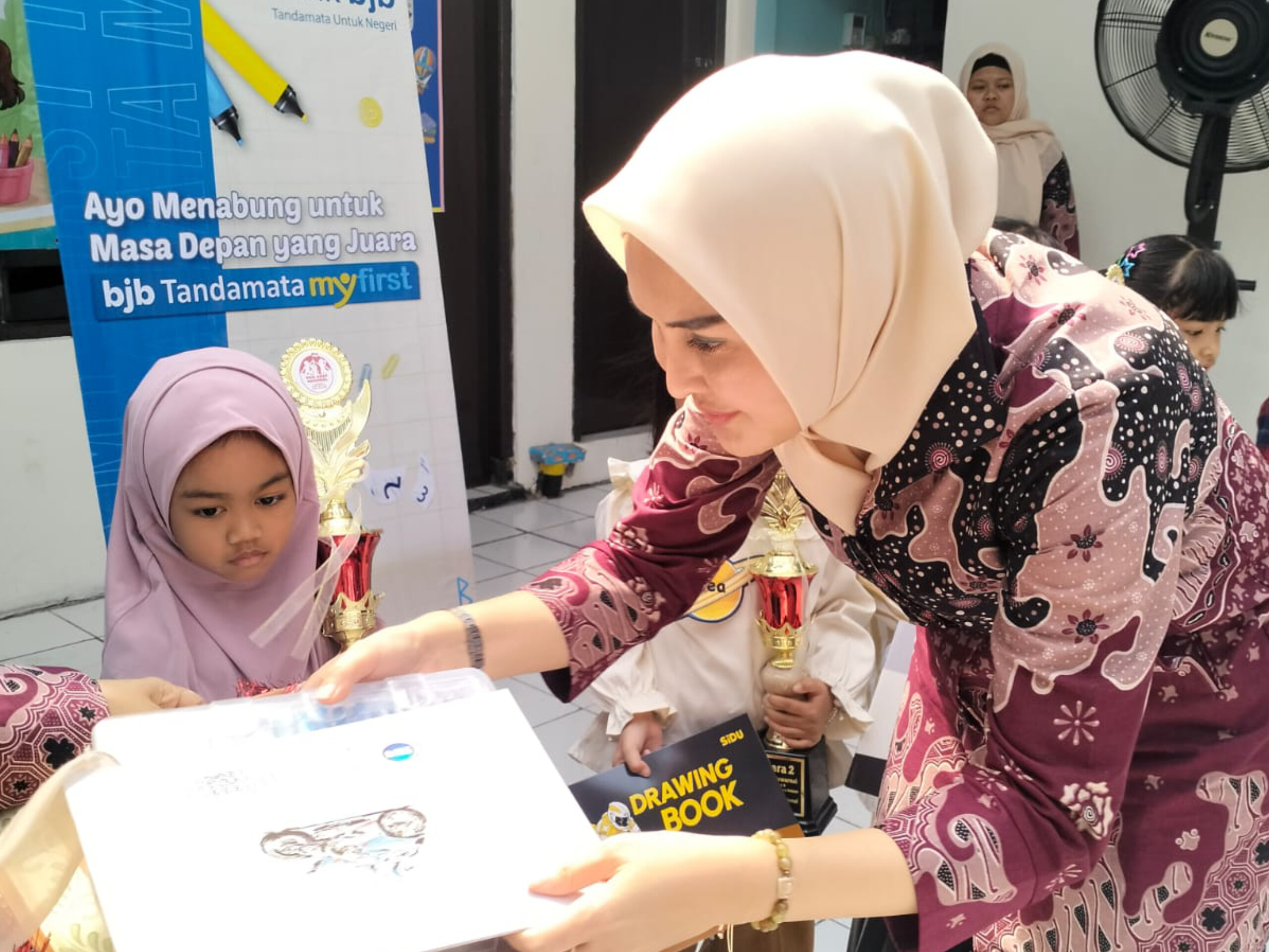 DWP Tangsel berkolaborasi dengan Dishub menggelar lomba mewarnai yang dipadukan dengan edukasi lalu lintas bagi para pelajar, Kamis (23/7). (tangselpos.id/irm)