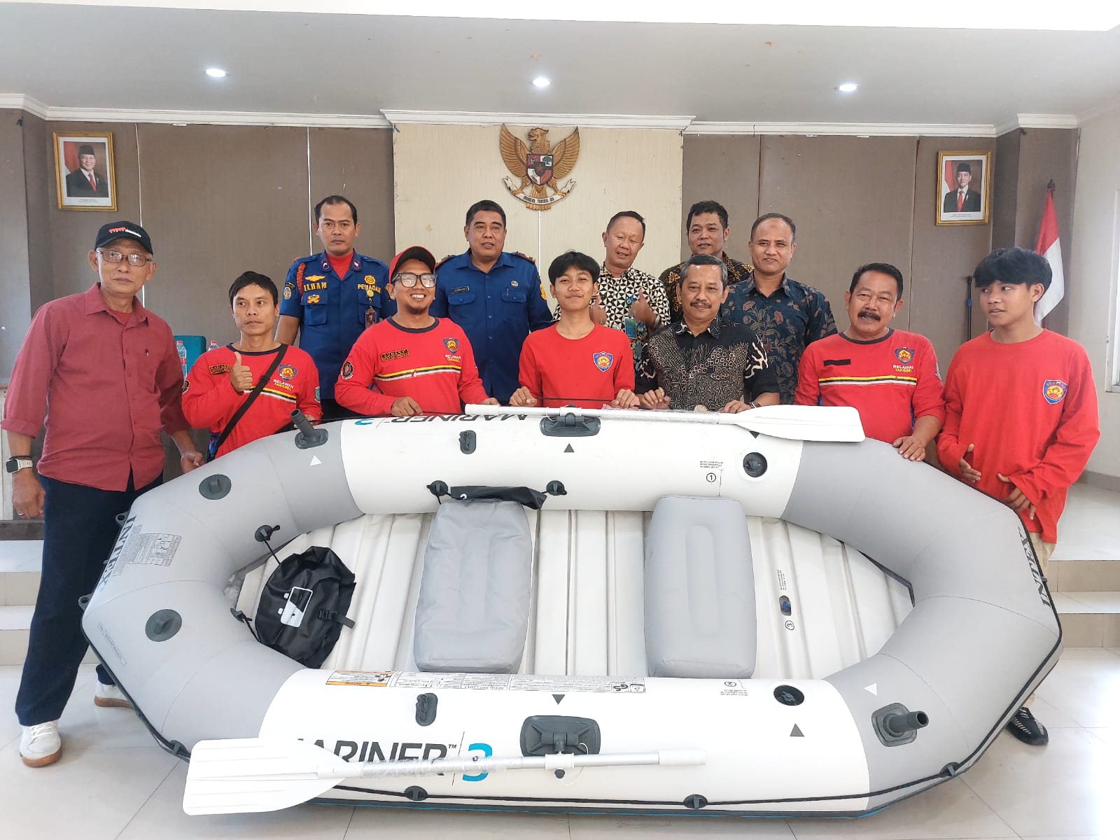 Relawan Pemadam Kebakaran (Redkar) Kelurahan Rempoa menerima perlengkapan penunjang penanganan keadaan darurat di Aula Kelurahan Rempoa, Kecamatan Ciputat Timur, Kamis (23/7). (tangselpos.id/rmn)