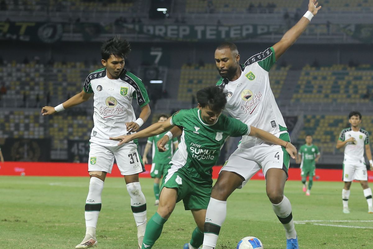 Laga Persebaya kontra PSMS. Foto : Ist