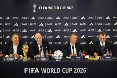 Presiden FIFA Gianni Infantino (no 2 dari kiri) saat konferensi pers yang dihadiri seluruh asosiasi anggota FIFA pada Sabtu (19/7/2026). Foto : FIFA
