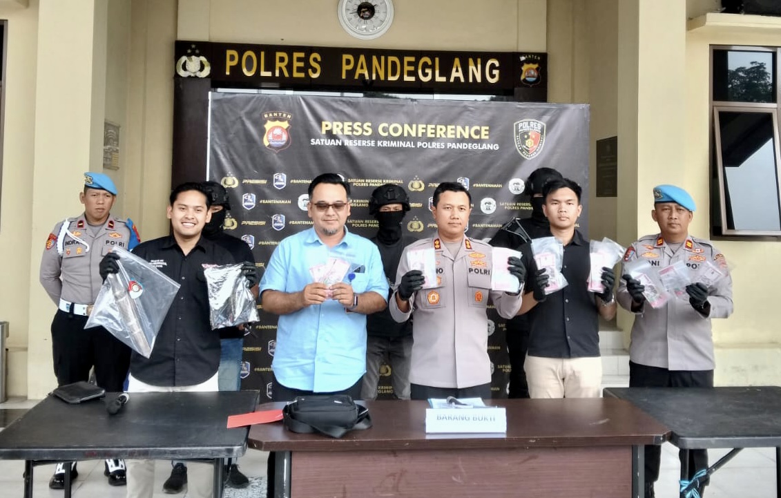 UNGKAP CURANMOR. Kapolres Pandeglang, AKBP Dhyno Indra Setyadi, didampingi jajarannya sedang melakukan konferensi pers mengungkap penangkapan para pelaku Curanmor, di Mapolres Pandeglang, Kamis (16/7). (NIPAL SUTIANA/TANGSEL POS)