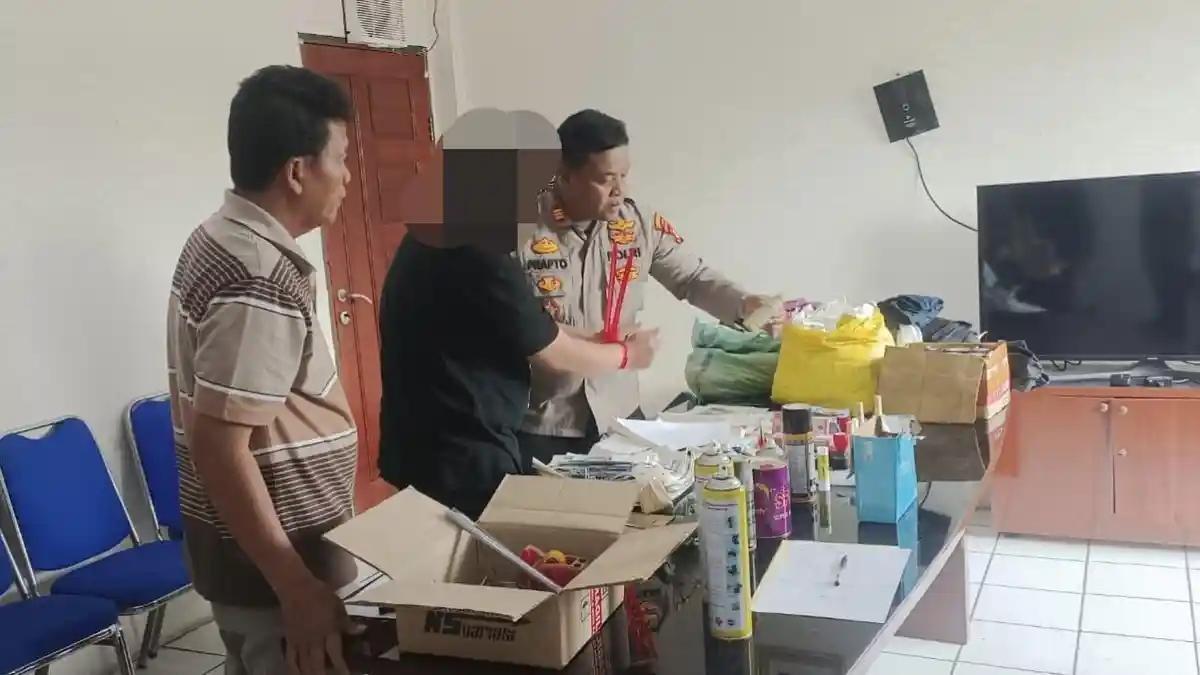 PRODUKSI UANG PALSU - Polisi bongkar kasus produksi uang palsu di Jelupang, Kecamatan Serpong Utara.