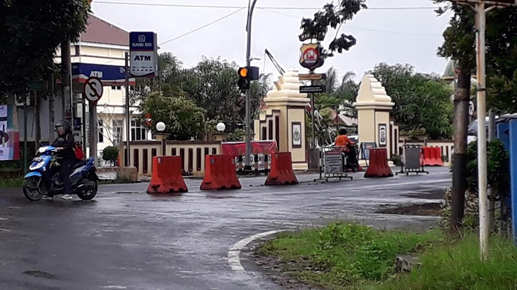 LALU LINTAS. Suasana lalu lintas di depan gerbang masuk Markas Polres Lebak, terlihat lancar, beberapa waktu lalu. (net)