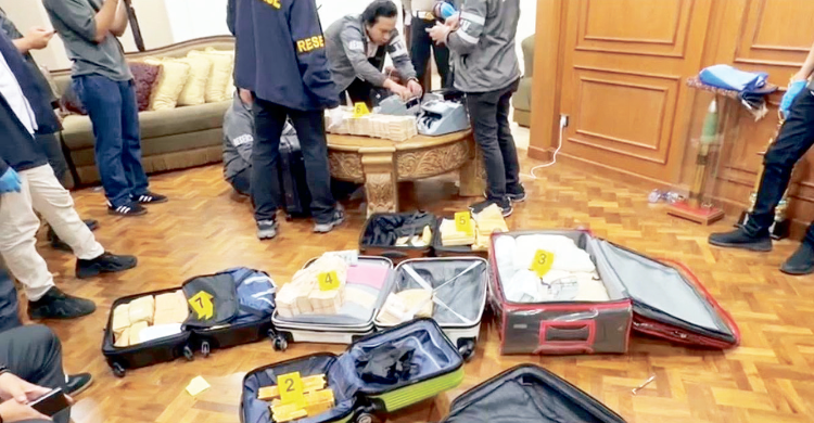 Emas dan uang yang berhasil disita dari rumah di kawasan Sentul. Foto : Ist