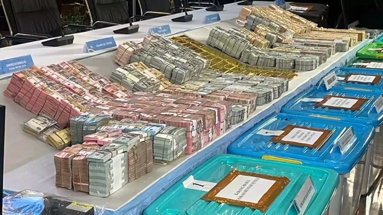 Uang rupiah dan dolar yang berhasil disita Polisi dari rumah mantan Jampidsus Febrie Adriansyah dikawasan Sentul. Foto : Ist