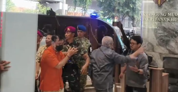 Advokat Don Ritto beserta barang bukti senilai sekitar Rp543 miliar kepada penyidik Jaksa Agung Muda Tindak Pidana Khusus (Jampidsus) Kejaksaan Agung, Jumat (17/7/2026). Foto ; Ist