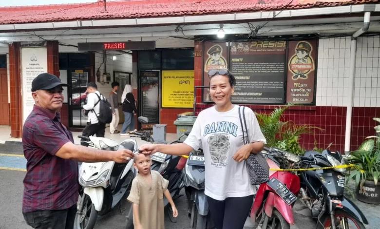 KASUS CURANMOR - Polsek Ciputat Timur mengembalikan satu unit sepeda motor kepada para korban Curanmor.