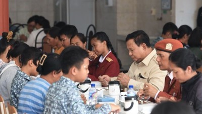 Presiden Prabowo Subianto menikmati makan siang dengan menu spesial MBG di Sekolah Rakyat Menengah Pertama 17 Tabanan, Bali. Foto : Ist