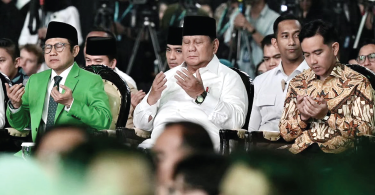 Presiden Prabowo Subianto didampingi Wapres Gibran Rakabuming Raka dan Ketua Umum PKB Muhaimin Iskandar berdoa di peringatan Harlah ke-28 PKB di Jakarta. Foto : Ist