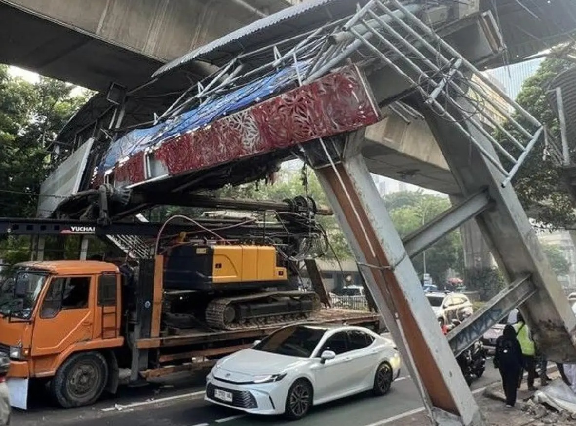 JPO di Jalan Tendean yang rubuh ditabrak truk. Foto : Ist