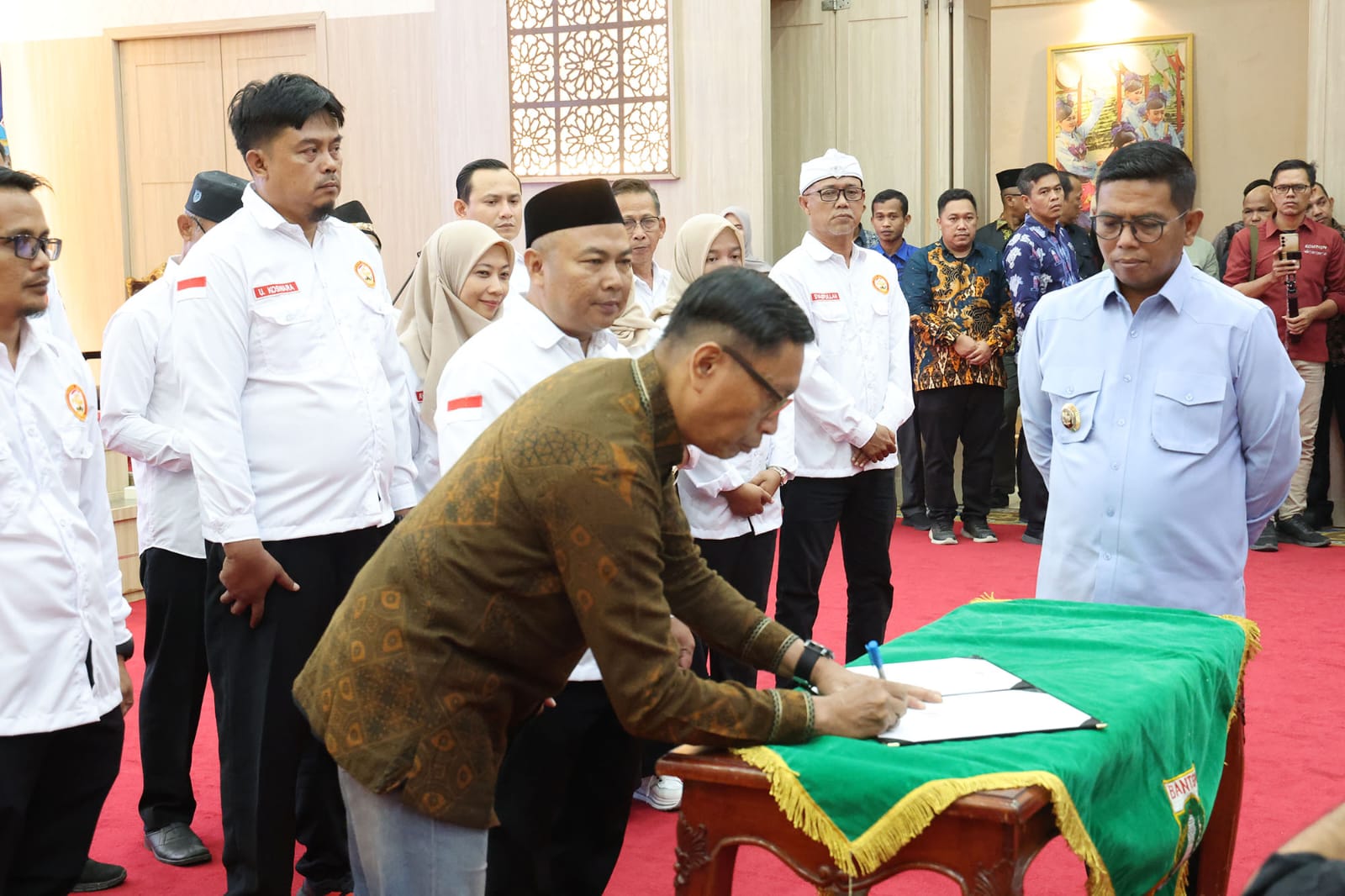 PENGUKUHAN. Gubernur Banten Andra Soni pada Pengukuhan Pengurus Forum BUMDes Merah Putih DPW Provinsi Banten di Pendopo Gubernur Banten, Kota Serang, Kamis (23/7). BIRO ADPIM PEMPROV BANTEN