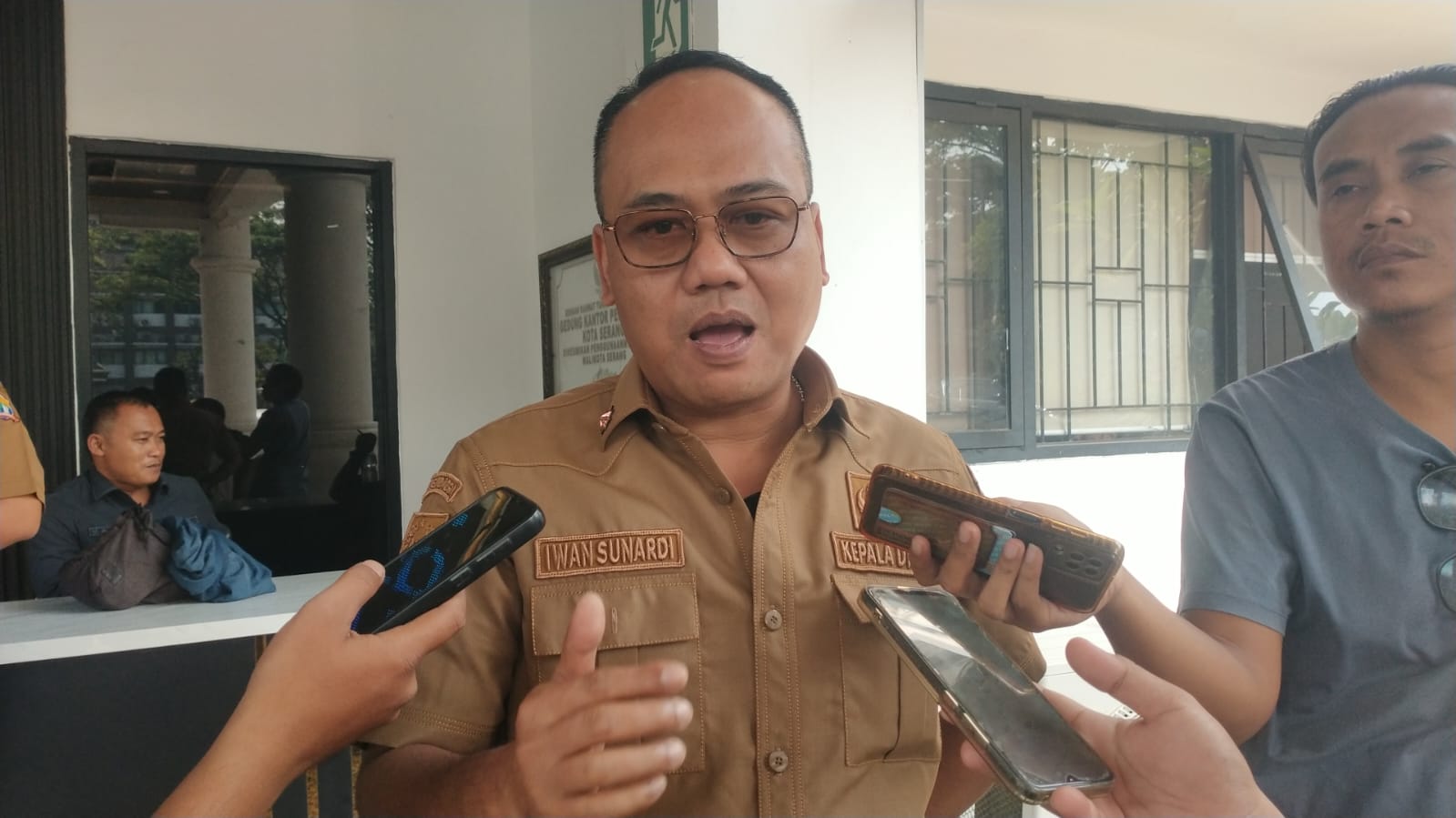 WAWANCARA. Kepala Dinas Pekerjaan Umum dan Penataan Ruang (DPUPR) Kota Serang, Iwan Sunardi saat diwawancara wartawan terkait progres revitalisasi Alun-alun Kota Serang, Senin (13/7). BNN