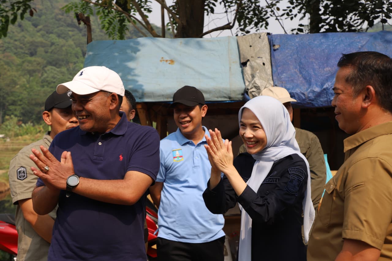 TINJAU TPSA. Deputi III Bidang Koordinasi Keterjangkauan dan Keamanan Pangan Kemenko Bidang Pangan Nani Hendiarti didampingi Bupati Serang Ratu Rachmatuzakiyah dan Wali Kota Cilegon Robinsar meninjau Tempat Pembuangan Sampai Akhir (TPSA) Cilowong Kecamatan Taktakan Kota Serang untuk dibangun PSEL pada Sabtu (25/7). HUMAS PEMKAB SERANG