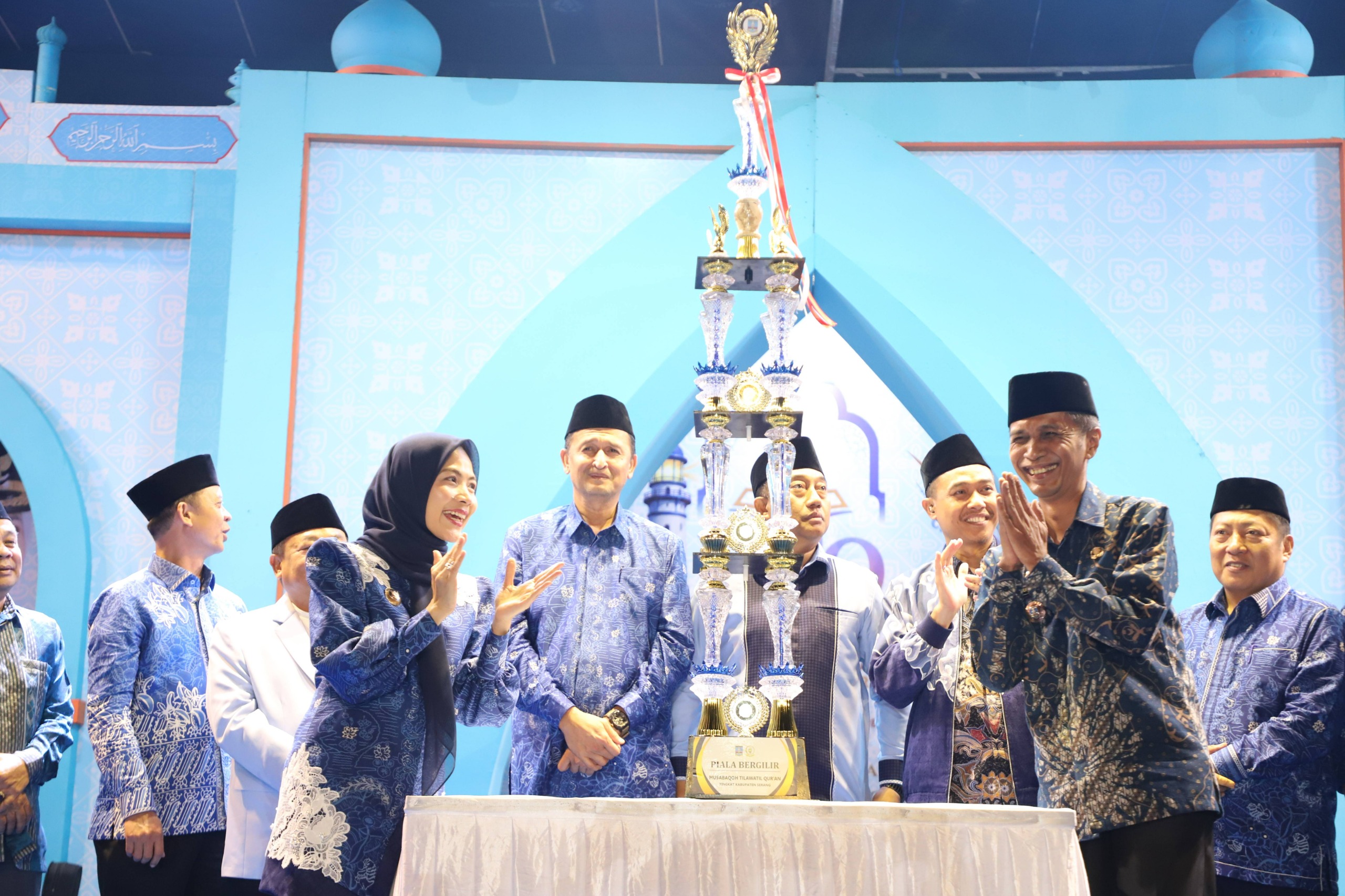 MENUTUP MTQ. Bupati Serang Ratu Rachmatuzakiyah menutup pelaksanaan Musabaqah Tilawatil Qur’an (MTQ) ke-55 Tingkat Kabupaten Serang di Alun-alun Kecamatan Mancak pada Sabtu (25/7) malam. HUMAS PEMKAB SERANG