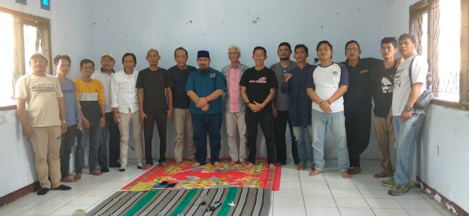 USAI RAPAT. Plt Ketua PWI Pandeglang Fadli Kholid alias Akew, bersama jajaran anggota PWI Pandeglang, foto bersama usai menggelar rapat pembentukan Panitia Konferkab 2026, di di Sekretariat PWI Pandeglang, Jumat (24/7). (DOK. PWI PANDEGLANG)