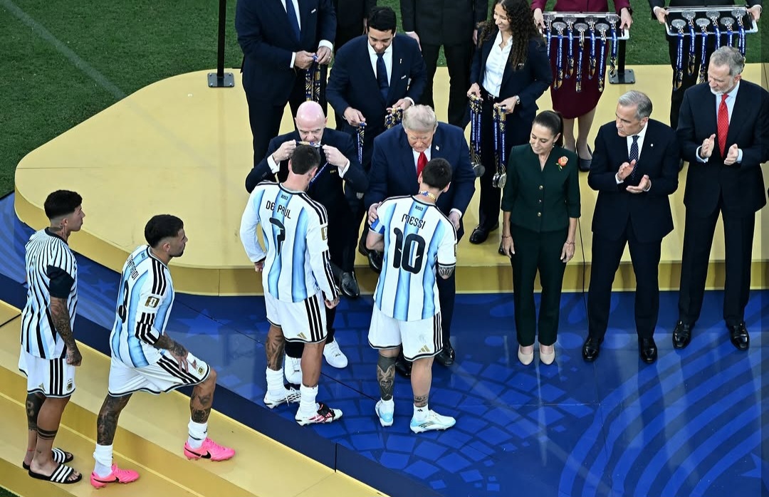 Timnas Argentina saat menerima kalungan medali perak Piala Dunia 2026. Foto : Ist