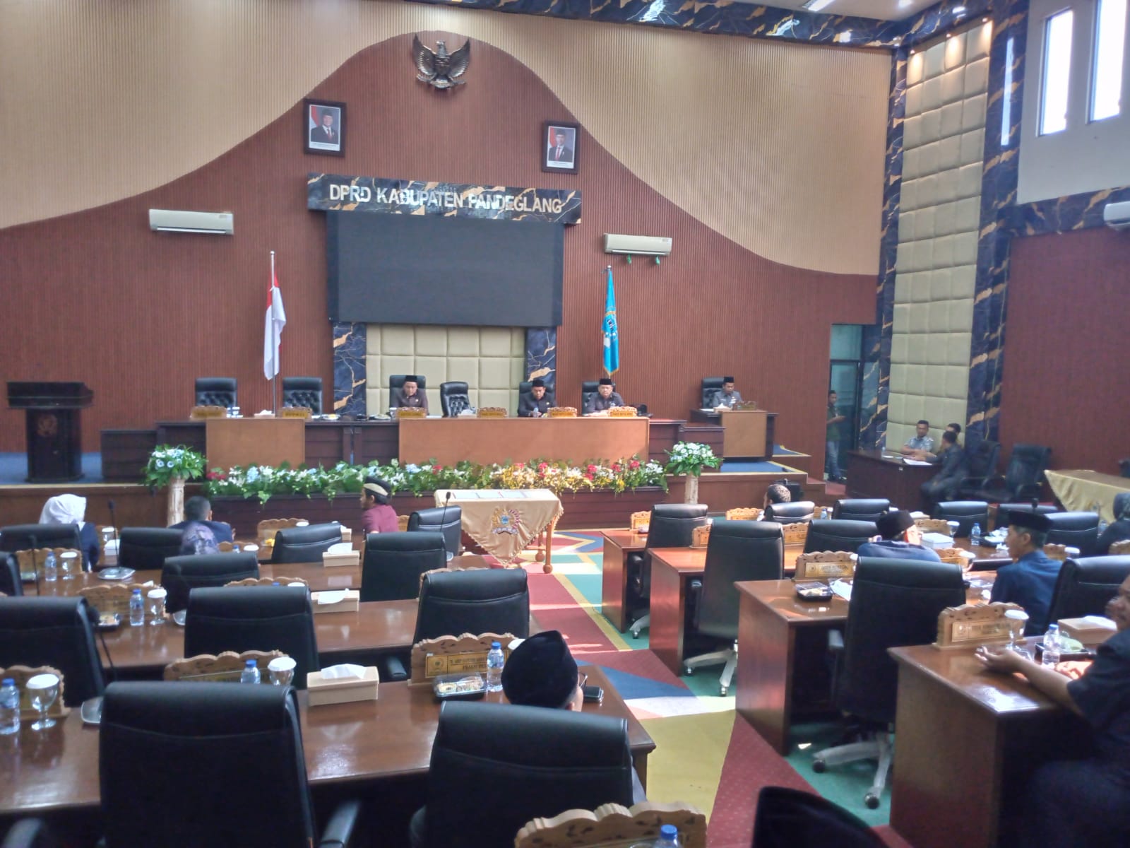 Suasana rapat paripurna di Gedung DPRD Pandeglang, Kamis (16/7/2026) harus dijadwal ulang karena tidak kuorum.(Ari Supriadi-tangselpos.id)