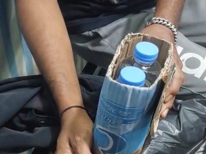 MODUS PENIPUAN - Seorang warga menjadi korban modus penipuan COD dengan ditipu botol air mineral.
