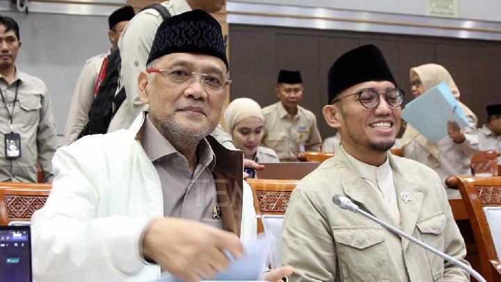 Menteri Haji dan Umrah Mochamad Irfan Yusuf (kiri) saat rapat di DPR. Foto : Ist