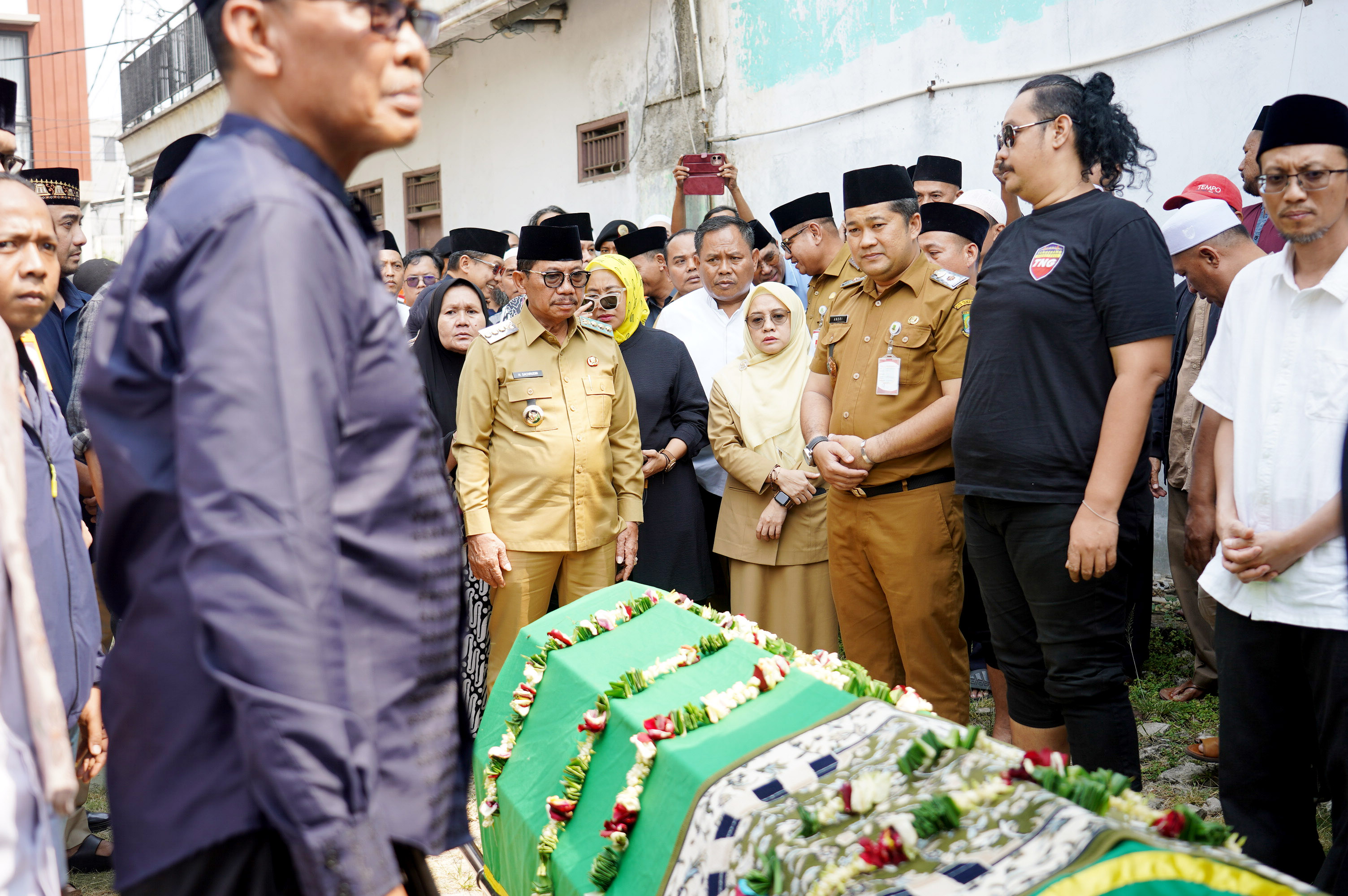 PEMAKAMAN RUSDI ALAM: Wakil Ketua 1 DPRD Kota Tangerang Andri S Permana (kaos hitam) saat mengikuti prosesi pemakaman Ketua DPRD Kota Tangerang bersama Wali kota Tangerang. ISTIMEWA