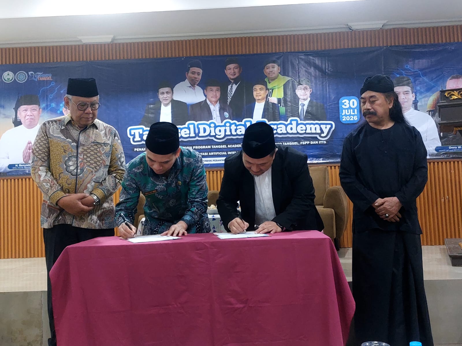 DIGITALISASI. Wali Kota Tangsel, Benyamin Davnie saat menghadiri kegiatan Tangsel Digital Academy di Pondok Pesantren Al Amanah Al Gontory, Pondok Aren.