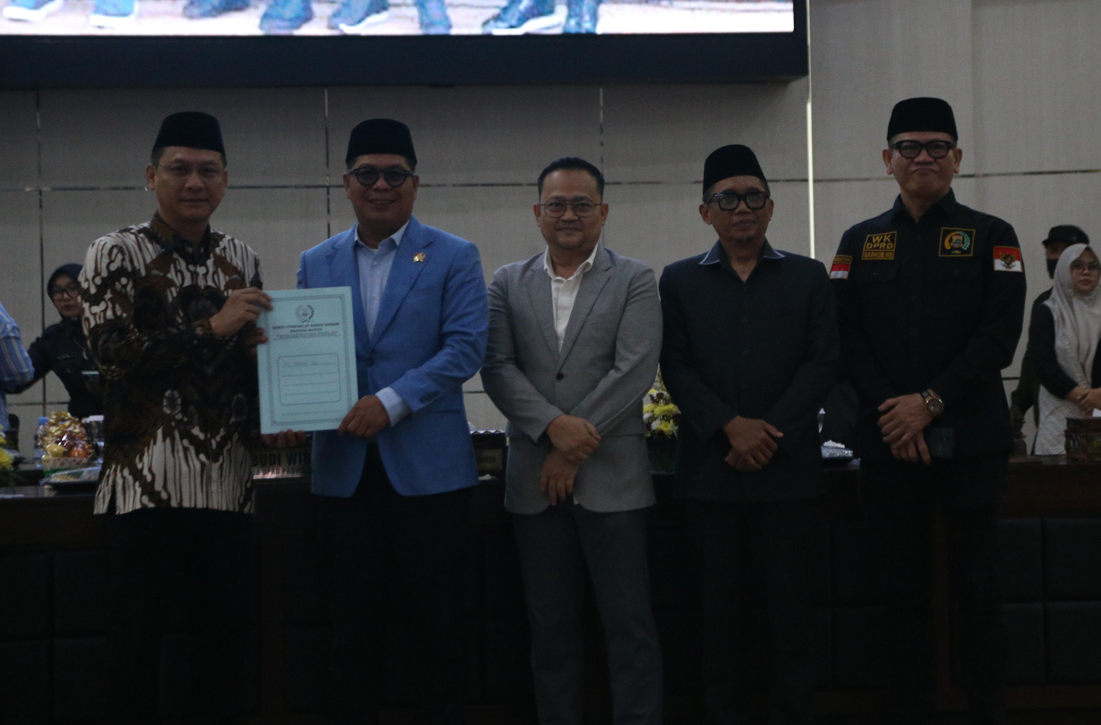 Sekretaris Daerah (Sekda) Provinsi Banten, Deden Apriandhi (baju batik) saat menghadiri Rapat Paripurna DPRD Provinsi Banten. Foto : Humas Pemprov