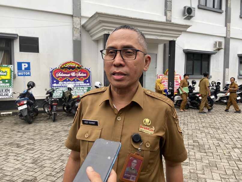 WAWANCARA. Sekda Pandeglang Asep Rahmat, sedang diwawancara wartawan soal para pengusaha belum mengembalikan kelebihan pembayaran yang menjadi temuan di LHP BPK RI, di Setda Pandeglang, Senin (20/7). (NIPAL SUTIANA/TANGSEL POS)