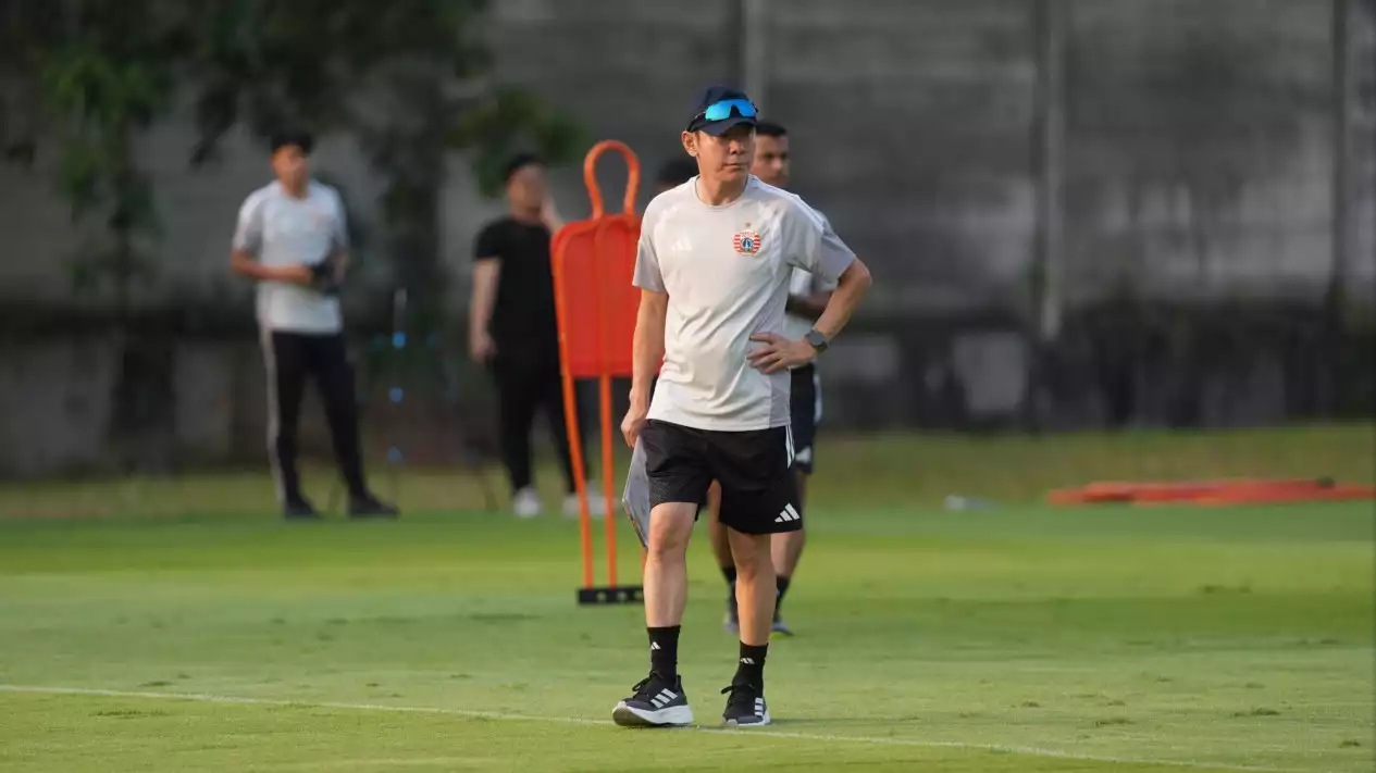 Pelatih STY saat mengawasi skuad Persija berlatih. Foto : Ist