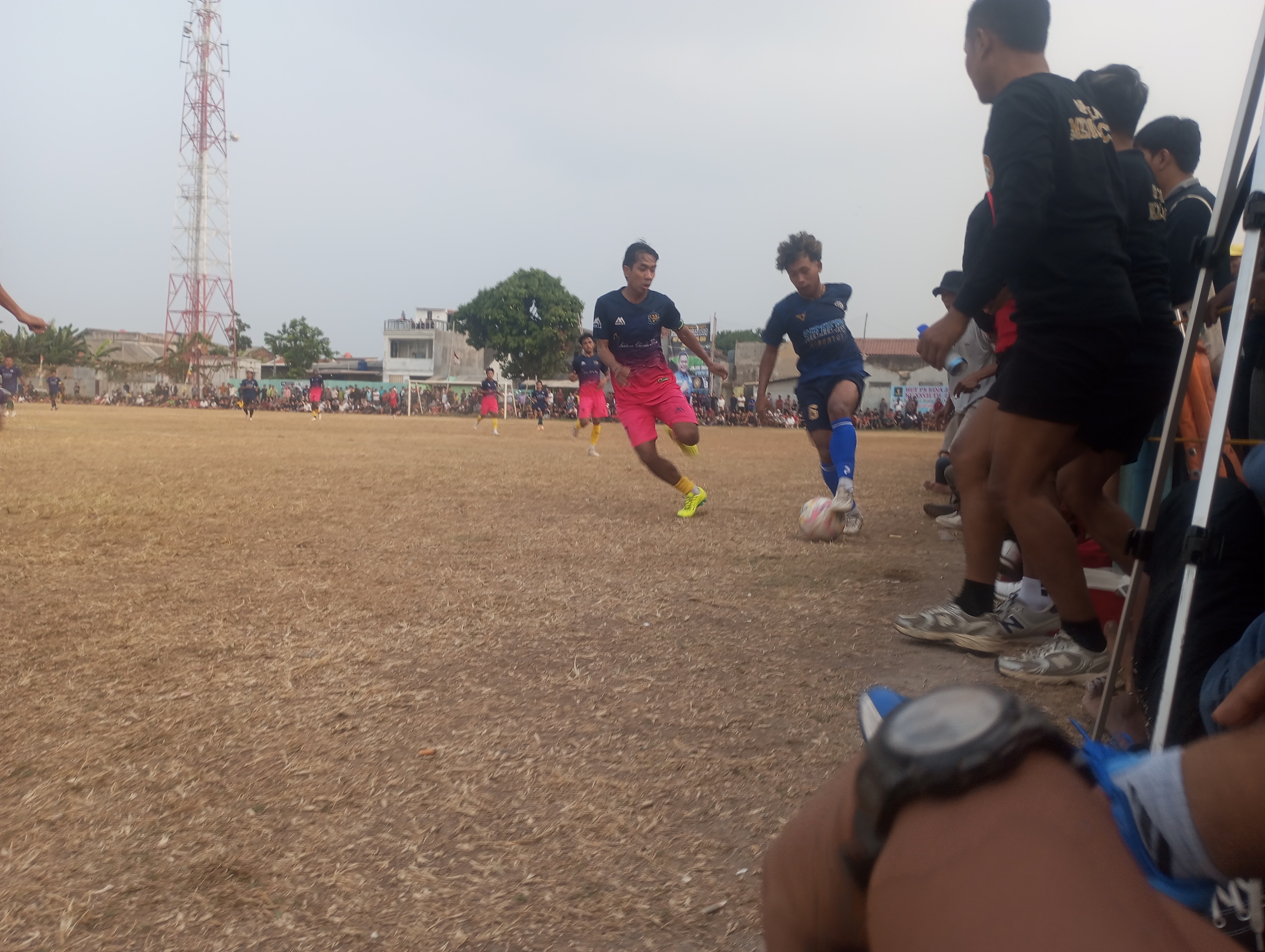 Penyerang Si Eneng FC, Putra menggiring bola dikawal kapten Denis FC, Dullah Arshavin pada laga semifinal, Kamis (30/07/2026)..Si Eneng memenangkan laga tersebut dengan skor 1-0 dan lolos ke final.(tangselpos.id).