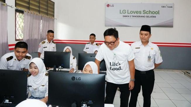 GIAT SOSIAL - PT LG Electronics  gelar program CSR di SMKN 2 Kota Tangsel.