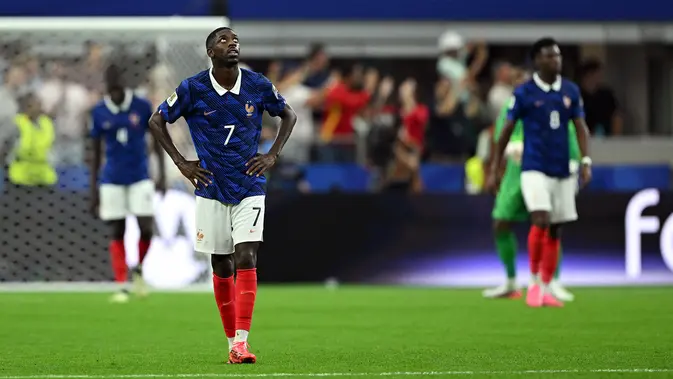 Sjuan Timnas Prancis tertunduk lesu usai dikalahkan Timnas Spanyol 2-0. Foto : Ist