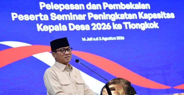 Mendes PDT Yandri Susanto saat melepas 25 Kades mengikuti study visit ke China. Foto : Ist