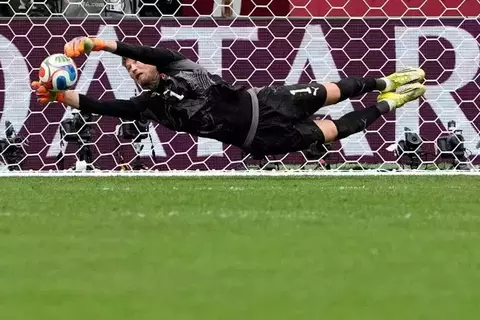 Kiper Swiss Gregor Kobel menjadi pahlawan Timnas Swiss. Foto ; Ist