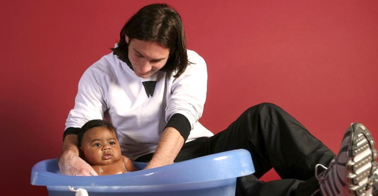 Lionel Messi yang saat itu baru Messi berusia 20 tahun terlihat menggendong sekaligus memandikan seorang bayi bernama Lamine Yamal. Foto : Ist