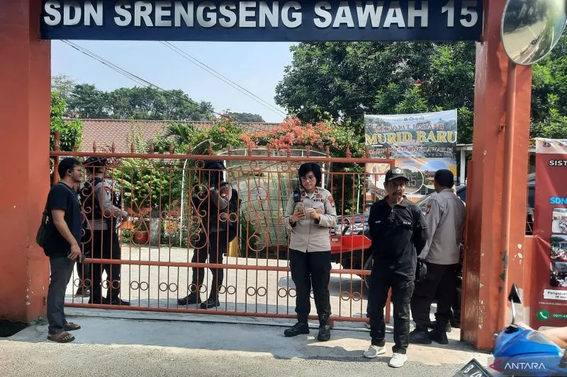 Personel kepolisian berjaga di SDN Srengseng Sawah 15 Pagi, Jagakarsa, Jakarta Selatan, Senin (13/7/2026). Foto : Ist