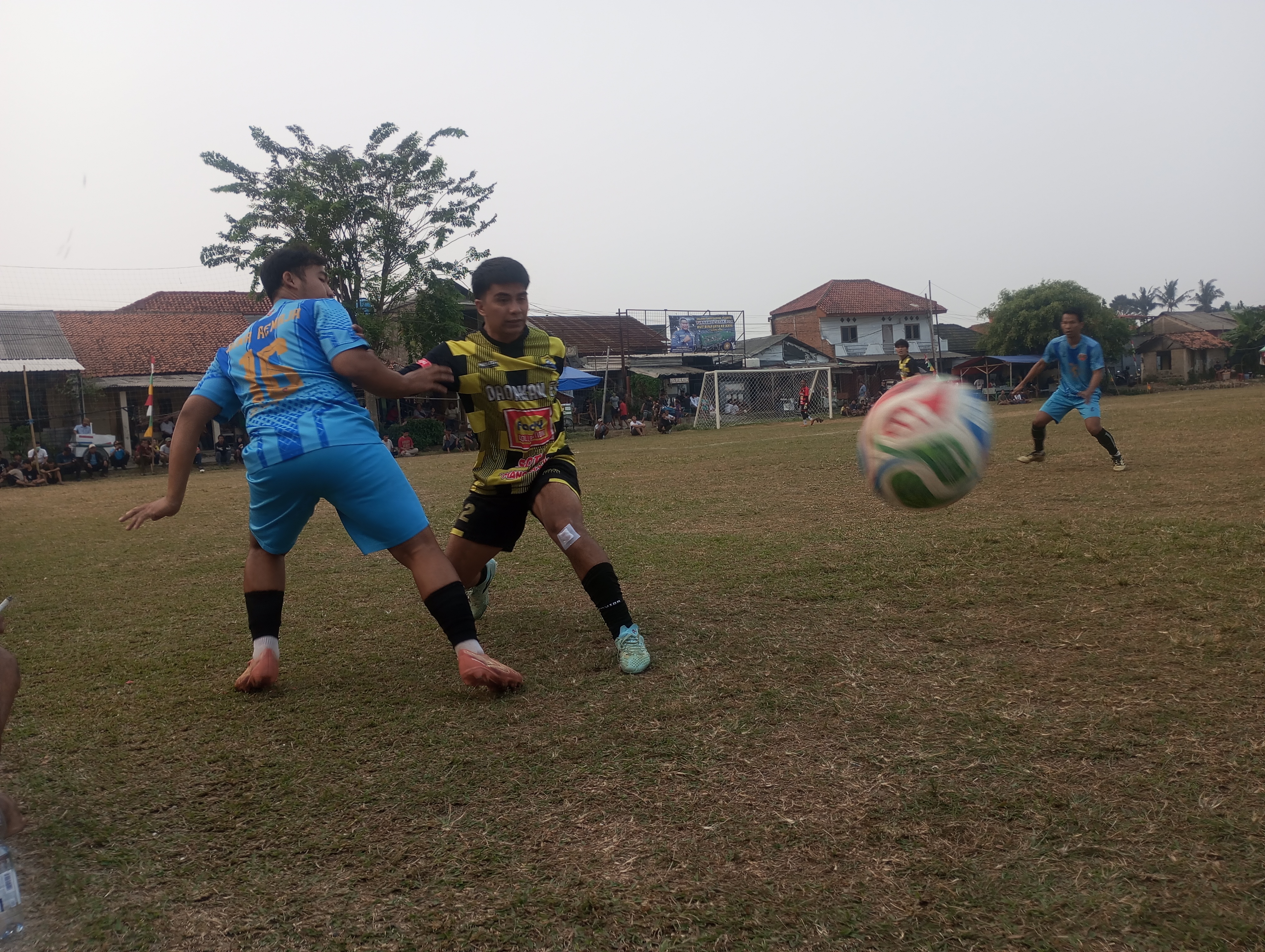 Pemain Bina Remaja FC, Ari Bogel (kiri) berduel dengan pemain Kejaksaan FC pada Selasa (07/07/2026).(tangselpos.id).